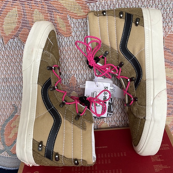 Vans WMNS Sk8-Hi Echo Dx
(Hairy Suede) Butternut/T
VNOA7Q50B75
Sneakers - Picture 12 of 16
